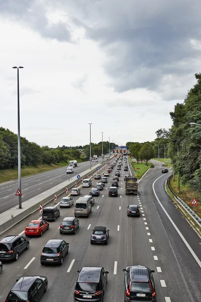 Lots of car stucked in Bertem cloverleaf, on the highway E40 — Stock Photo, Image