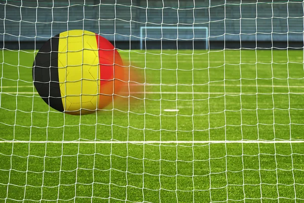 Fußball mit der Flagge Belgiens im Netz — Stockfoto