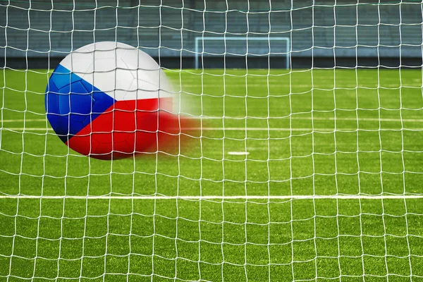 Balón de fútbol con la bandera de la República Checa en la red — Foto de Stock