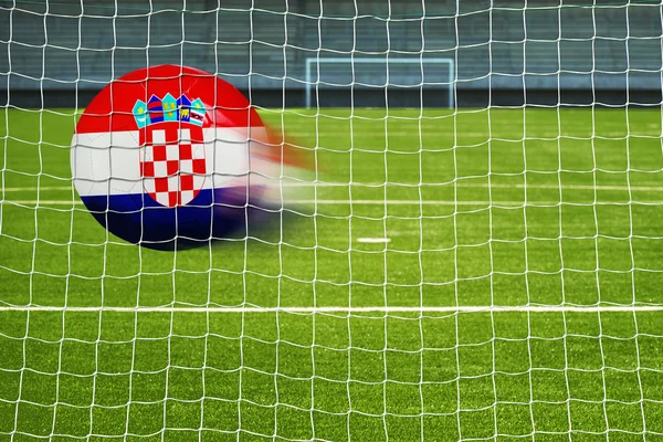 Balón de fútbol con la bandera de Croacia en la red — Foto de Stock