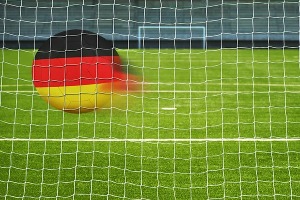Balón de fútbol con la bandera de Alemania en la red — Foto de Stock