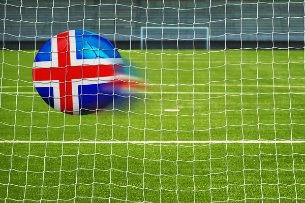 Balón de fútbol con la bandera de Islandia en la red — Foto de Stock
