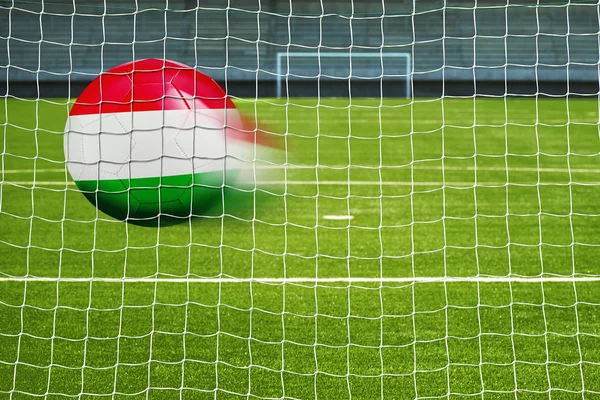 Balón de fútbol con la bandera de Hungría en la red —  Fotos de Stock