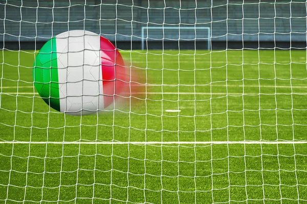 Balón de fútbol con la bandera de Italia en la red — Foto de Stock