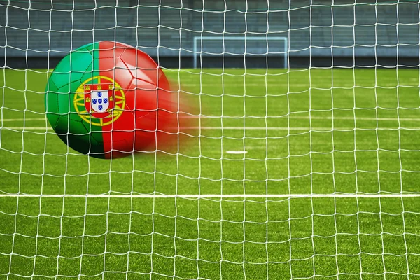 Pallone da calcio con bandiera portoghese in rete — Foto Stock