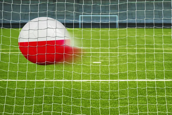 Balón de fútbol con la bandera de Polonia en la red — Foto de Stock