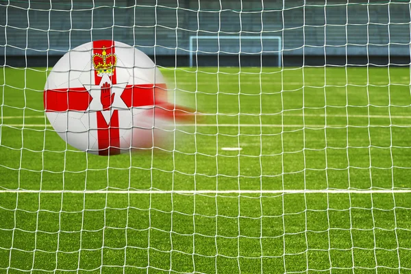 Balón de fútbol con la bandera de Irlanda del Norte en la red — Foto de Stock