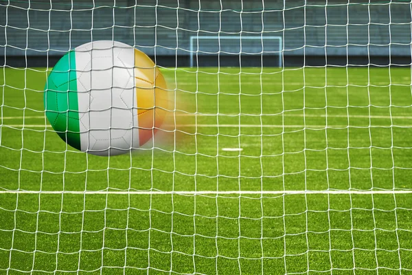 Balón de fútbol con la bandera de Irlanda en la red — Foto de Stock