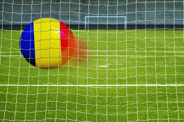 Balón de fútbol con la bandera de Rumania en la red — Foto de Stock