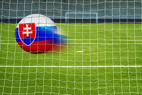 Pallone da calcio con bandiera slovacca in rete — Foto Stock