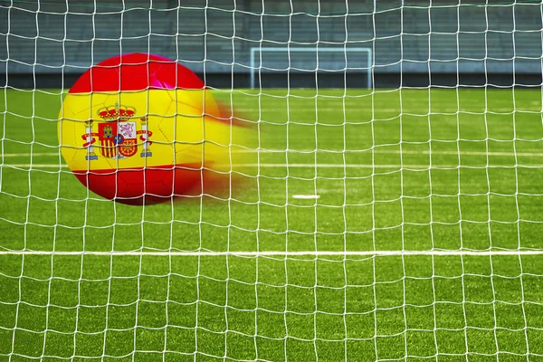 Balón de fútbol con la bandera de España en la red — Foto de Stock