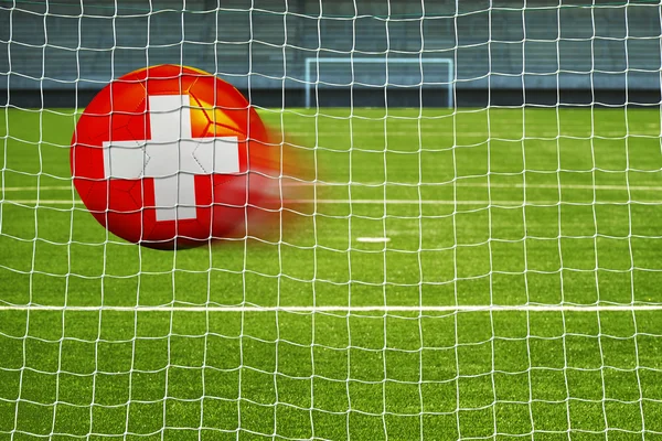 Balón de fútbol con la bandera de Suiza en la red — Foto de Stock