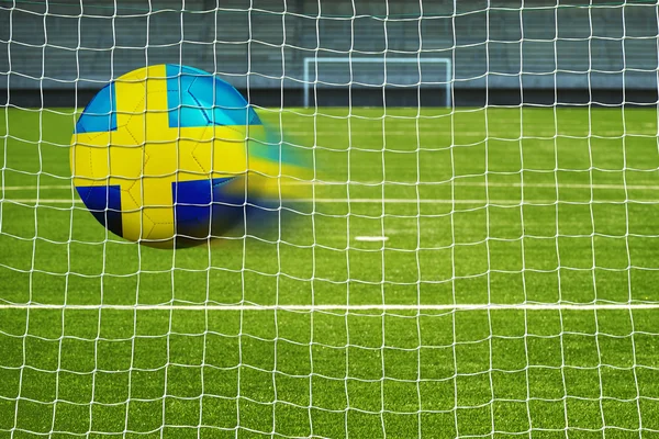 Balón de fútbol con la bandera de Suecia en la red — Foto de Stock