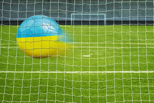 Balón de fútbol con la bandera de Ucrania en la red — Foto de Stock