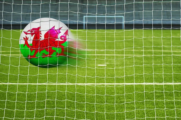Voetbal met de vlag van Wales in het net — Stockfoto