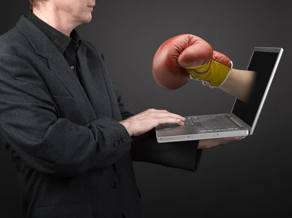 Homem de camisa preta e terno segurando um laptop — Fotografia de Stock