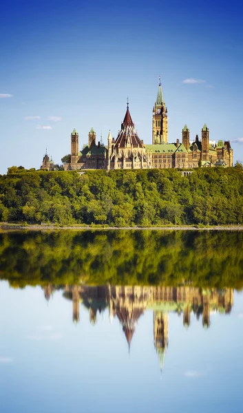 De gebouwen van het Parlement, Fairmont Chateau Laurier Hotel in Ottawa — Stockfoto