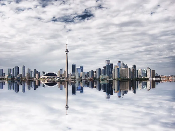 Mooie Toronto stadsgezicht met Water reflectie — Stockfoto
