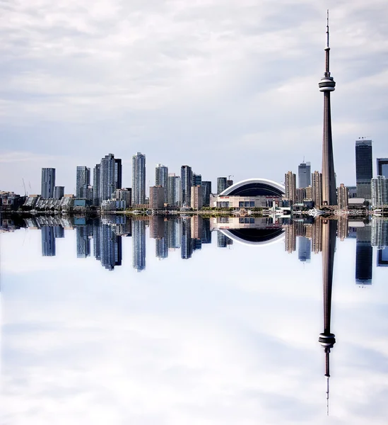 Красиві Торонто міський пейзаж з відображенням води — стокове фото