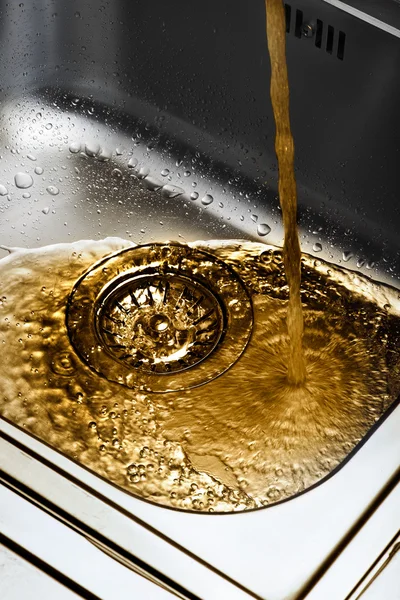 Water and droplets in sink — Stock Photo, Image