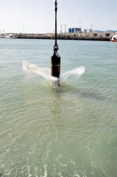 Muddring i industriell hamn — Stockfoto