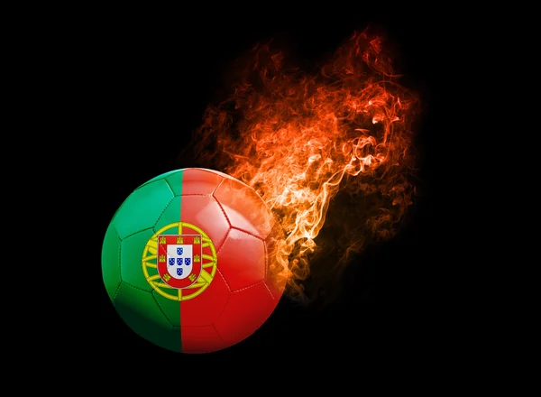 Flaming pelota de fútbol sobre bandera de fondo negro Portugal — Foto de Stock