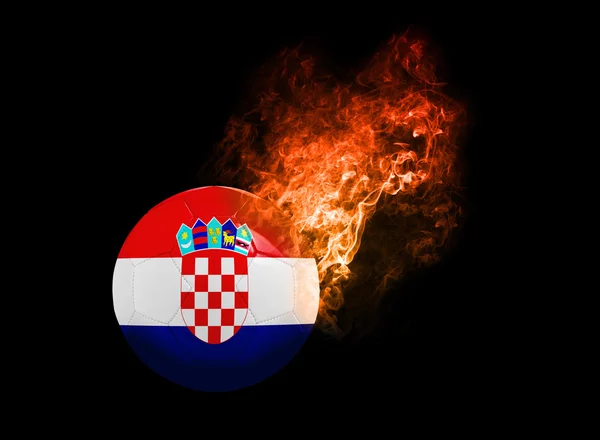 Flaming Fotboll boll på svart bakgrund flagga Kroatien — Stockfoto