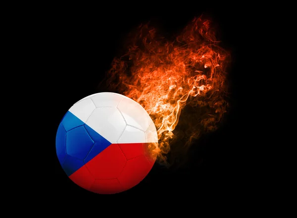 Bola de futebol flamejante no fundo preto bandeira República Checa — Fotografia de Stock