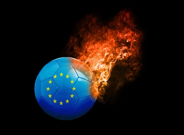 Hořící fotbalový míč na černém pozadí vlajky Evropy — Stock fotografie