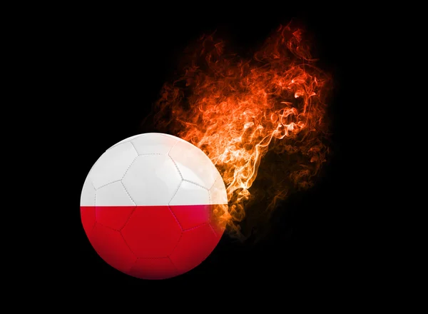 Vlammende Voetbal bal op zwarte achtergrond vlag Polen — Stockfoto