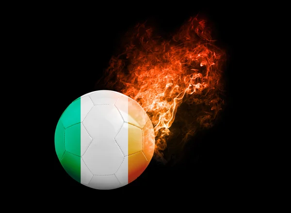 Bola de futebol flamejante no fundo preto bandeira República de Irela — Fotografia de Stock
