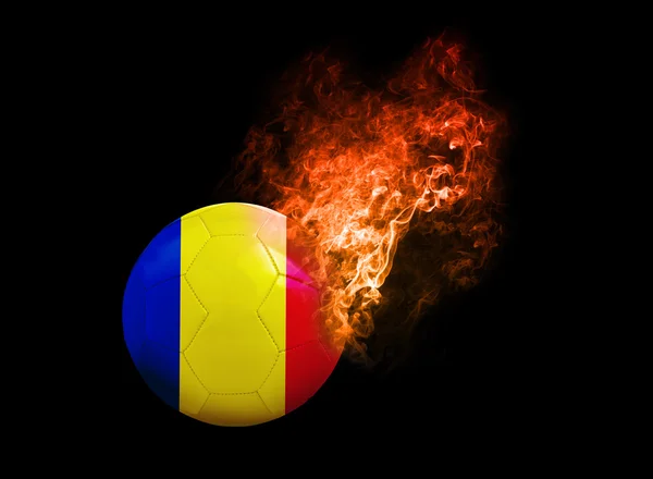 Flaming pelota de fútbol sobre bandera de fondo negro Rumania —  Fotos de Stock