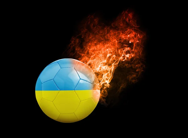 Flaming pelota de fútbol en el fondo negro bandera Ucrania —  Fotos de Stock