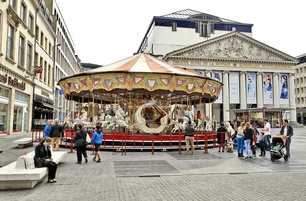 Karusell framför den kungliga teatern la Monnaie i Bryssel — Stockfoto