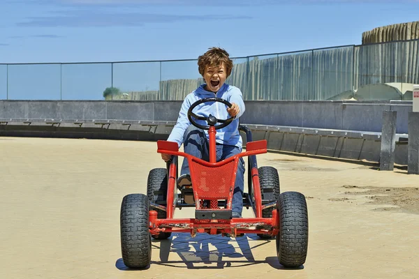 Jonge jongen rijden een vierwieler — Stockfoto