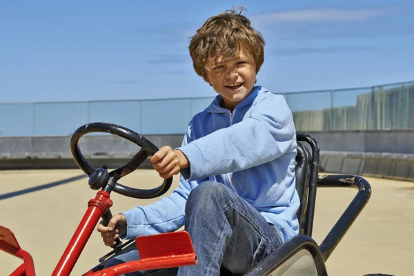 Молодий хлопчик їде на квадроциклі — стокове фото