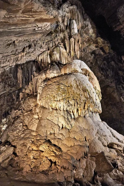 Estalagmites, Colunas e cortinas em Han Caverns, Bélgica — Fotografia de Stock