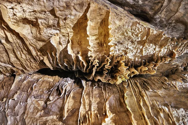 Sztalagmitok, az oszlopokat és a drapériák, a Han barlangokban, Belgium — Stock Fotó
