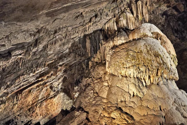 Stalagmity, sloupy a závěsy v Han jeskyních, Belgie — Stock fotografie