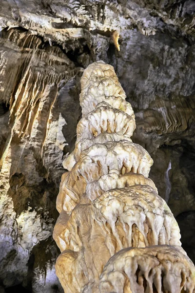 Estalagmites, Colunas e cortinas em Han Caverns, Bélgica — Fotografia de Stock