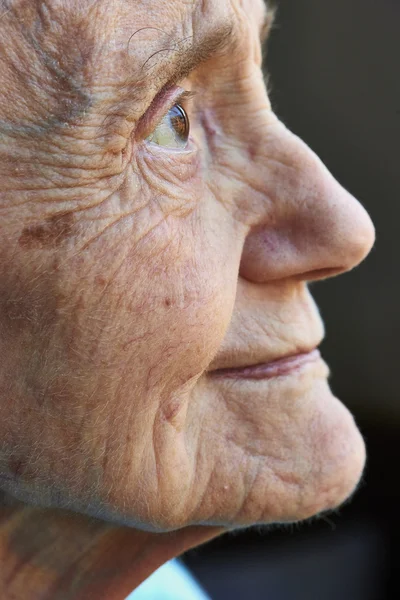 Retrato detalhado de uma mulher idosa — Fotografia de Stock
