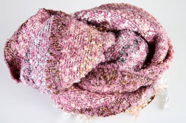 Beyaz arkaplandaki zarif renkli kumaş eşarbının ayrıntıları