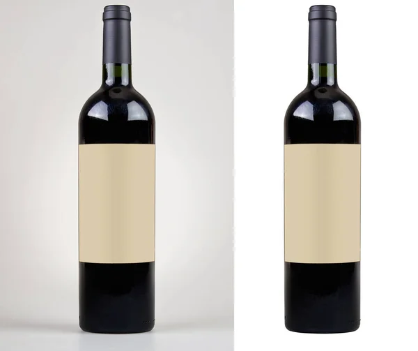 Uma Garrafa Vinho Tinto Com Sua Etiqueta Branco Isolado Fundo — Fotografia de Stock