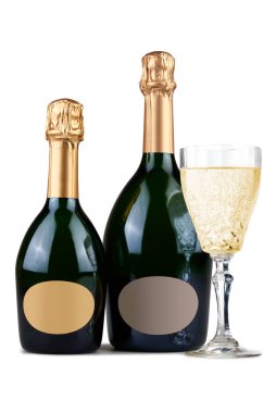 İki farklı şampanya şişesi ve dolu bir bardak. Beyazda izole edilmiş