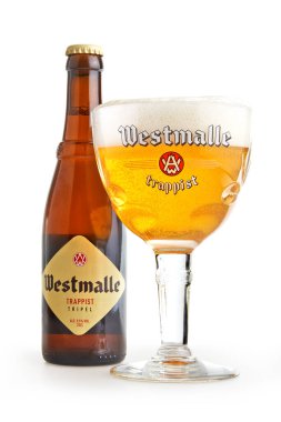 BRÜKSEL, BELGIUM - 27 Kasım 2020: Beyaz üzerinde izole edilmiş otantik bir üçlü Westmalle trappist şişe ve dolu bardak
