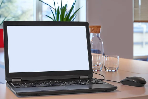 Black Laptop His Mouse Wooden Desk Office Room — Stock Photo, Image