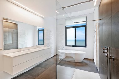 Korian 'da küvet, çeşme ve temiz deniz pencereli fayanslı banyoda duş.