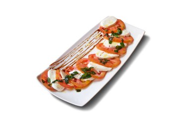 Bar yemeği. Domates ve mozzarella salatası beyaz üzerine izole edilmiş.