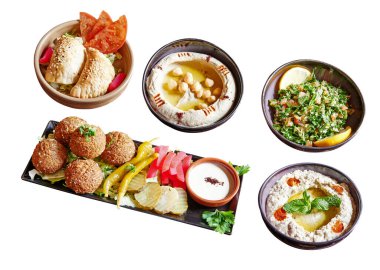 Meze aperatifli beş tabak ve kase beyaza izole edilmiş kırpma yolu ile.