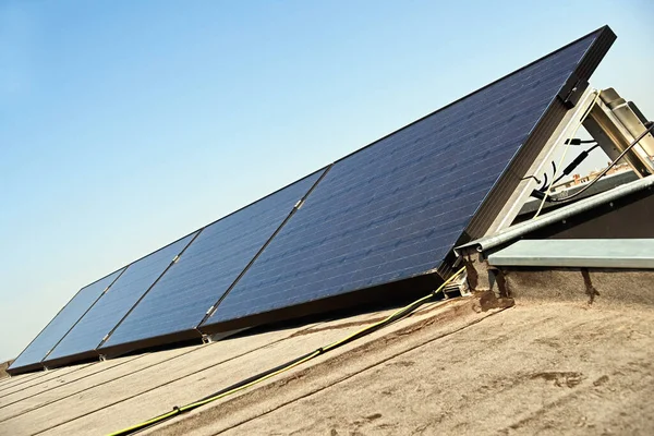 Большие Электрические Солнечные Батареи Крыше Восходе Солнца Ясным Голубым Небом — стоковое фото